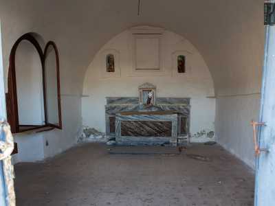 L�interno � spoglio ad eccezione dell�altare in pietra, 